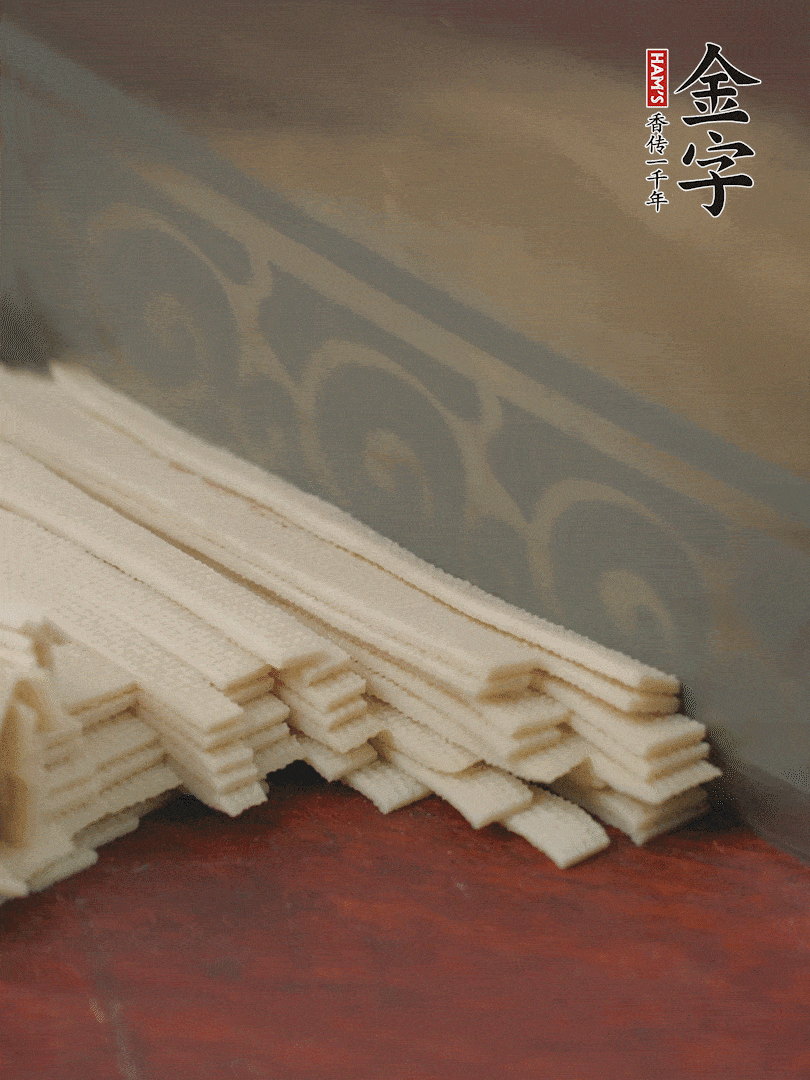 燉火腿期間，千張切細絲，白蘿卜去皮切細絲，蒜葉切細丁。