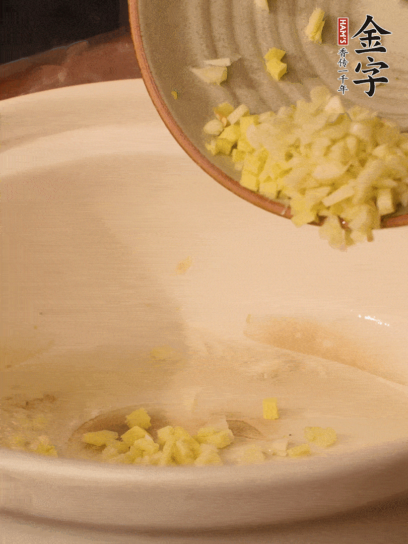 熱油下鍋，姜爆香。下冬瓜略微翻炒。