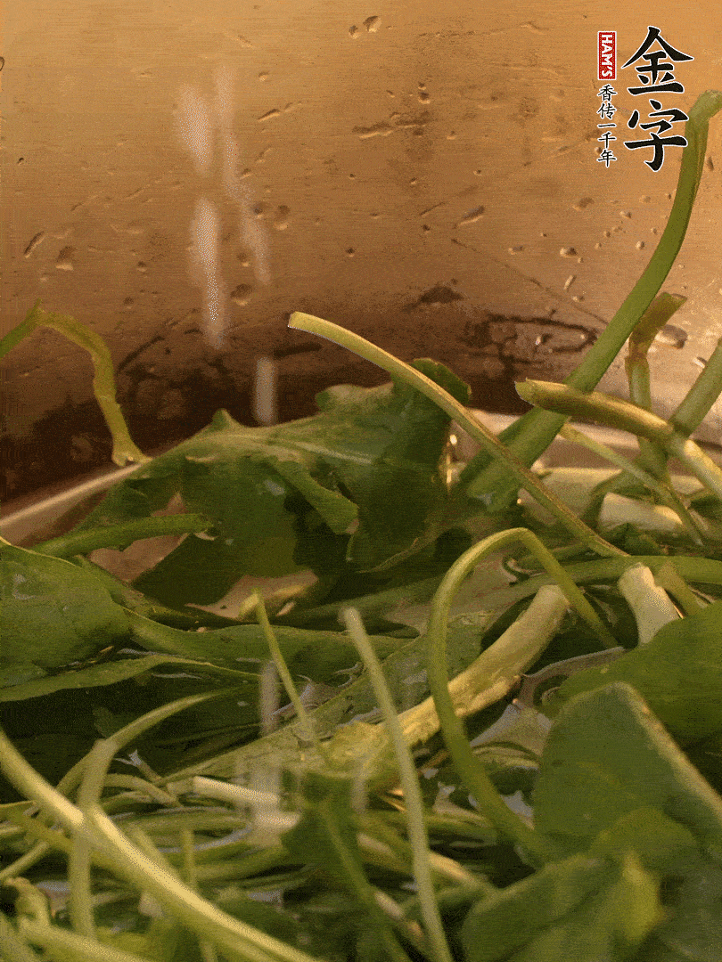薺菜去掉根部，加小蘇打、鹽熱水沸騰燙軟。