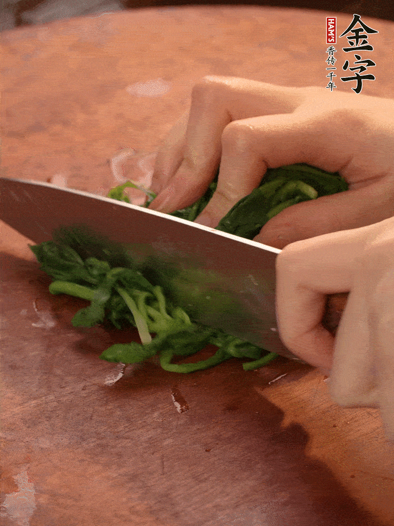 晾涼拽干水份，切碎備用。