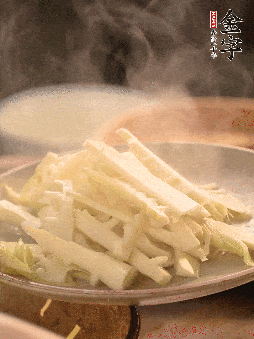 春筍切薄片，焯水去除澀味。