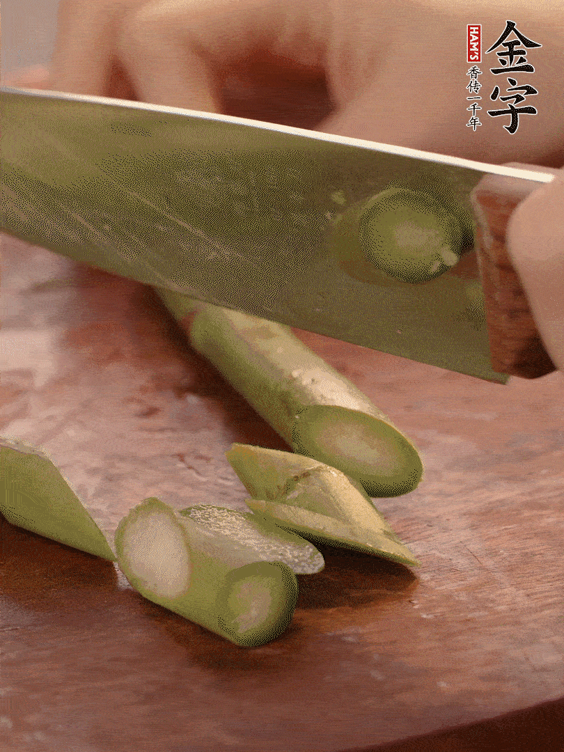 蘆筍去掉底部老的部分，斜切成段。白玉菇去掉根部，日本豆腐切成圓厚片。