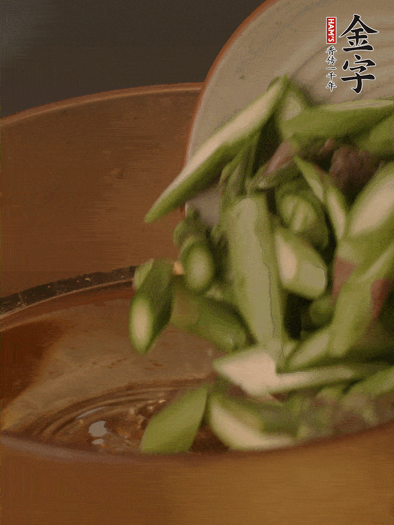 蘆筍、白玉菇焯水30秒備用。