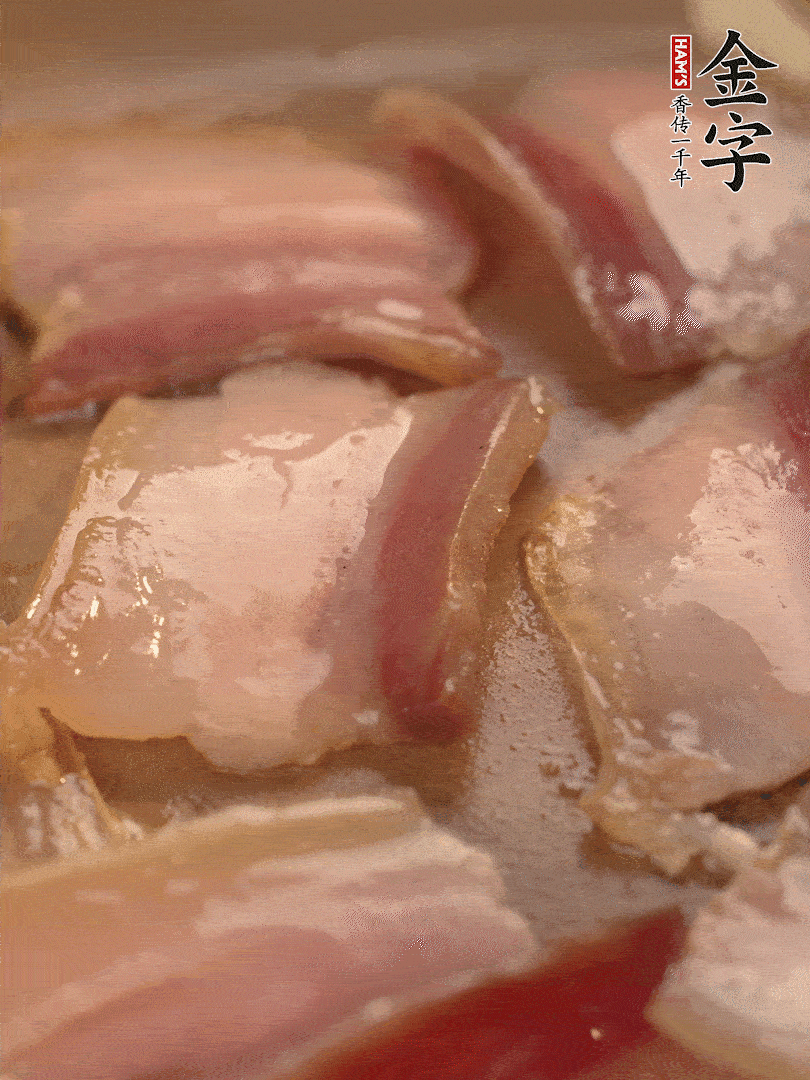 鍋中熱油煸香大蒜、咸肉。