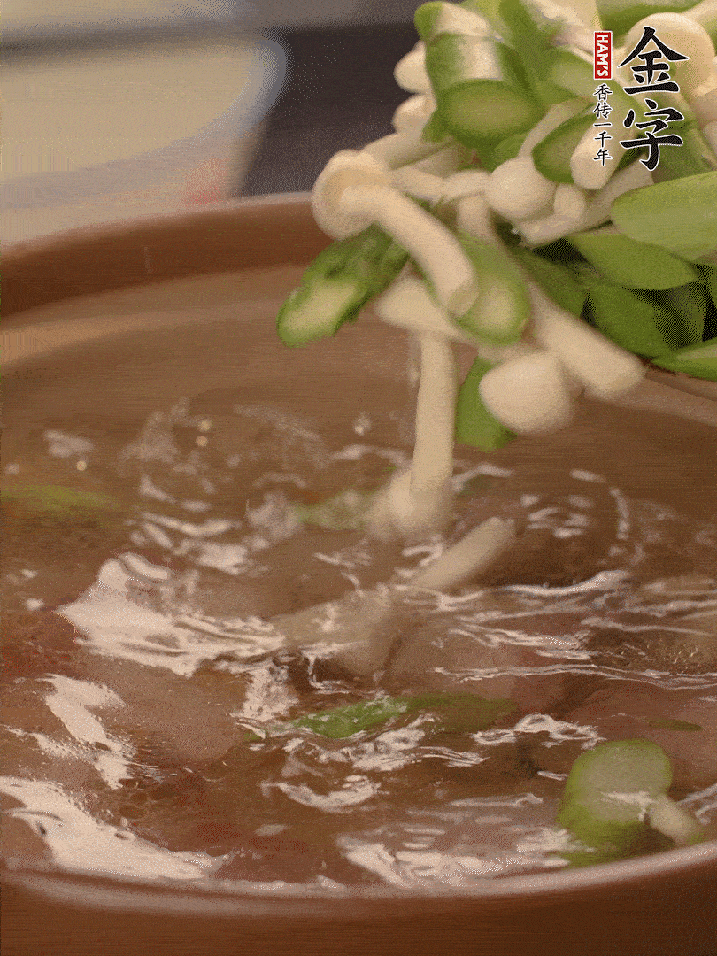 咸肉肥肉部分變透明時(shí)，加清水，放蘆筍、白玉菇大火煮開。