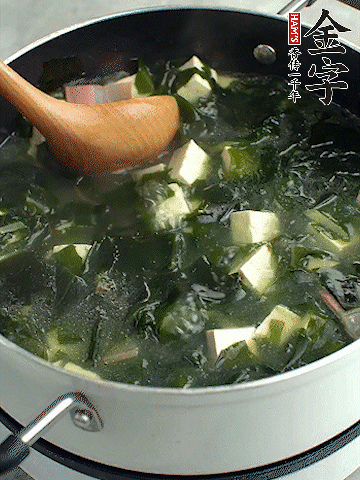 煮到沸騰后，再放入豆腐蓋蓋子煮3分鐘。