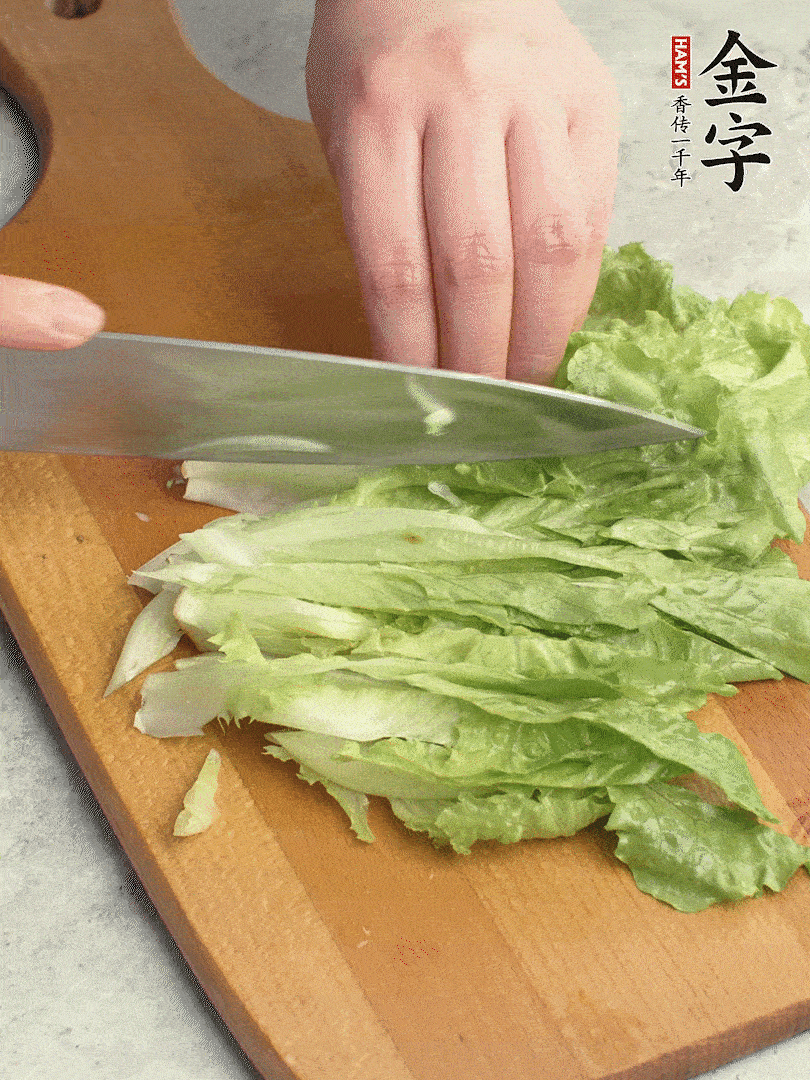 胡蘿卜、生菜、黃瓜切絲。