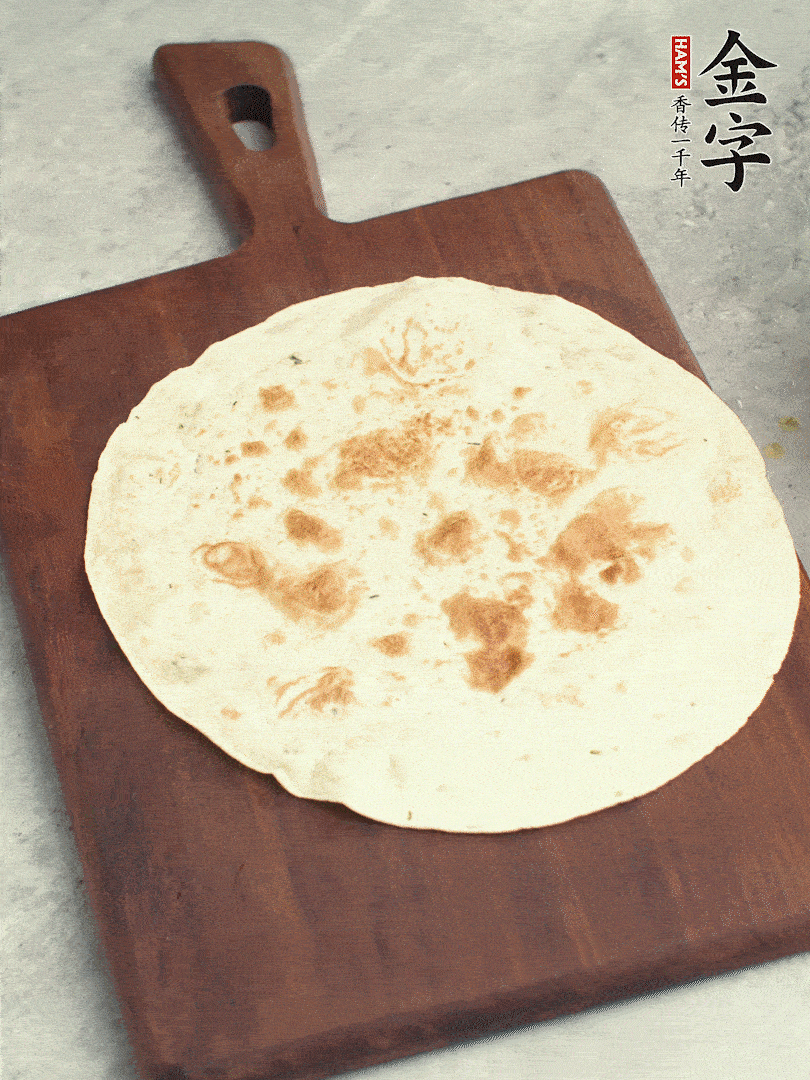 食材依次鋪在卷餅皮上，卷起來。