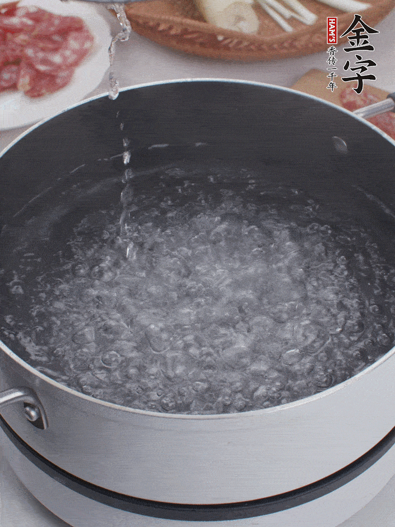 春筍去殼切片，焯水3分鐘。