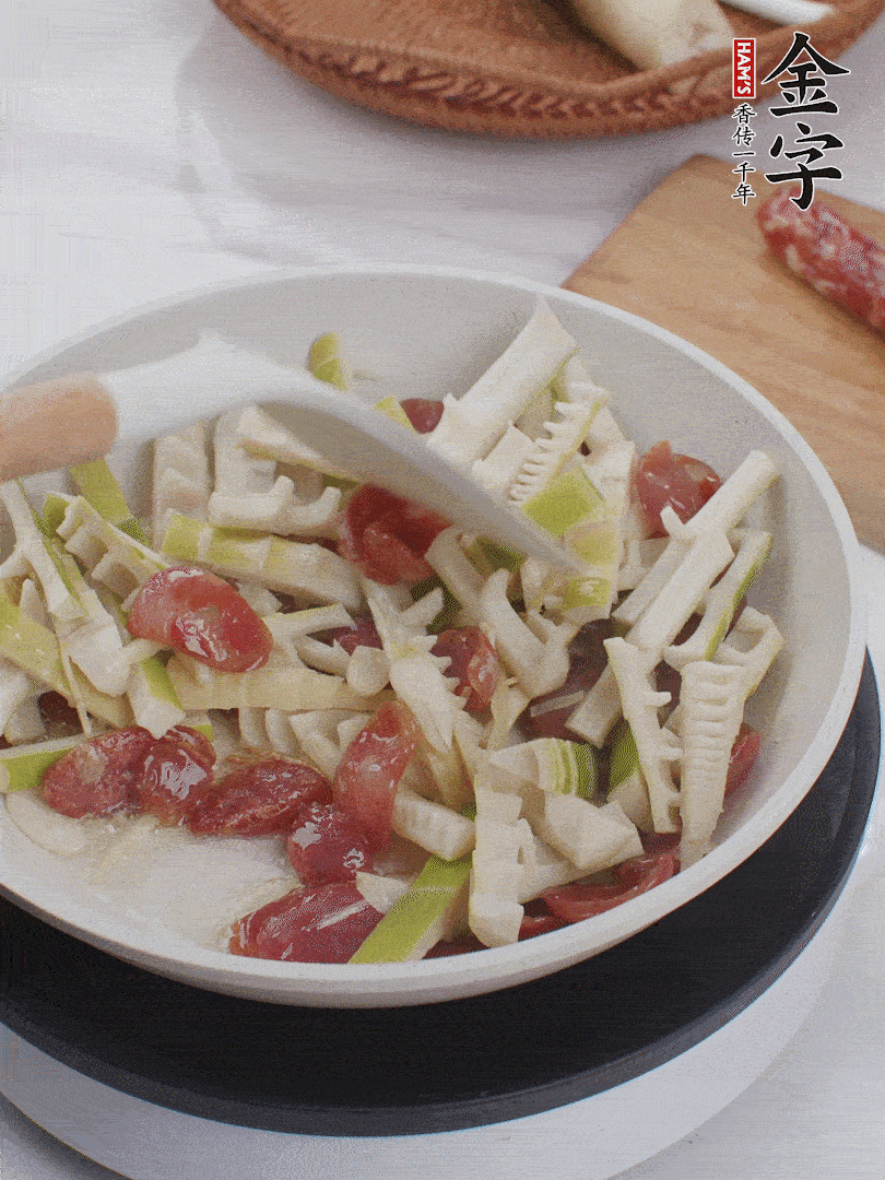 下春筍翻炒均勻，一小撮鹽調(diào)味。