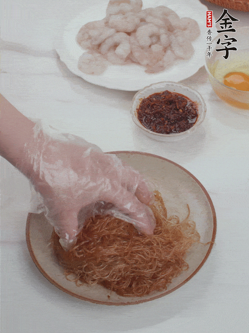 粉絲泡軟后，入沸水煮10秒，撈出后加1/2勺老抽、1/2勺食用油挑松。