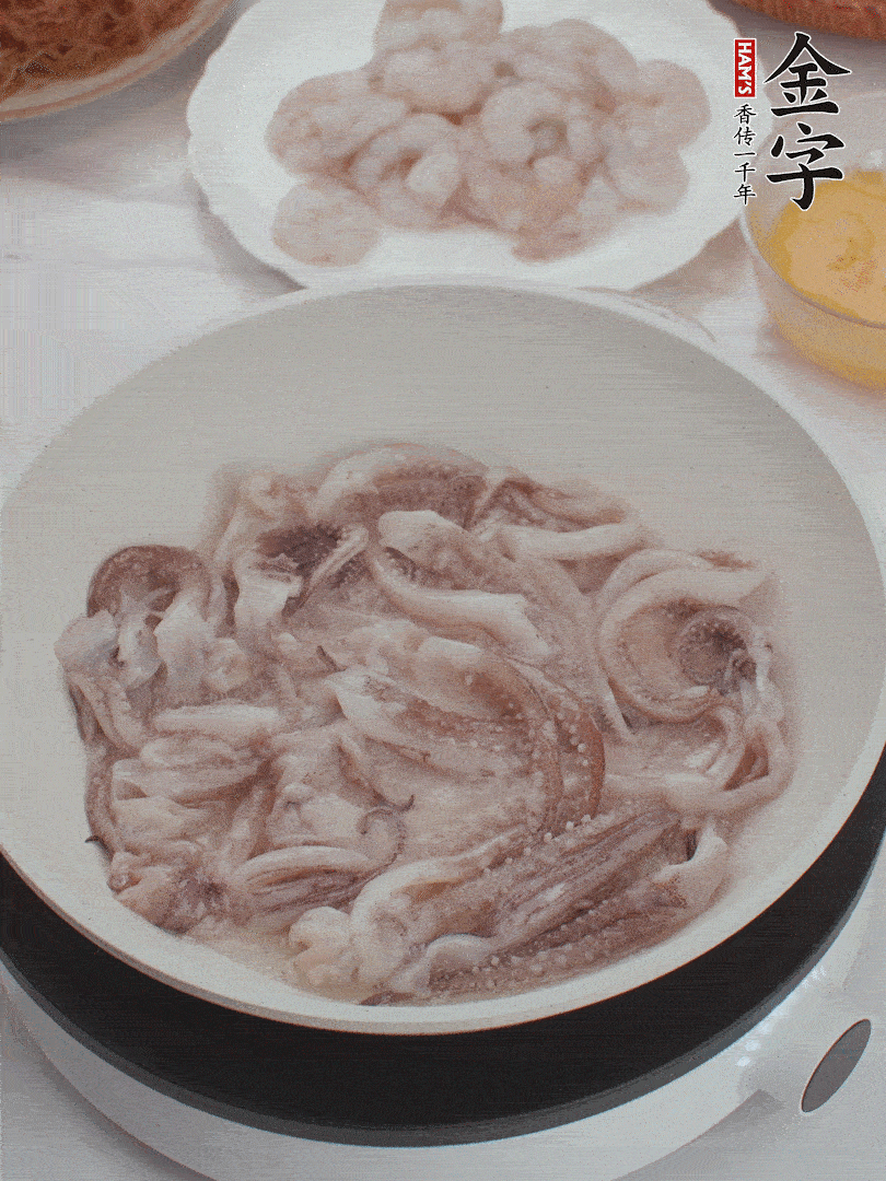 蝦仁、魷魚滑油，蛋液炒制半熟。