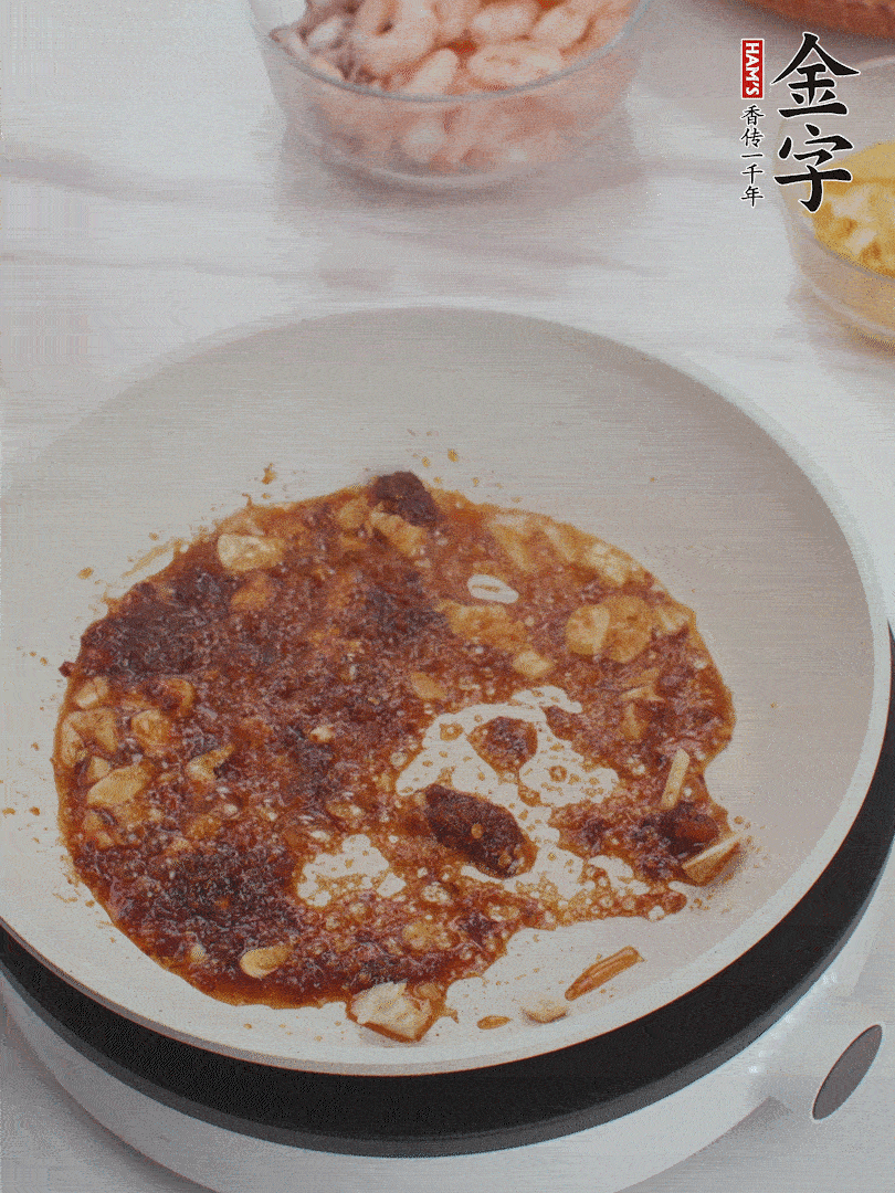 冷鍋熱油，1大勺金字火腿XO醬、蒜末炒香，倒粉絲一起炒。