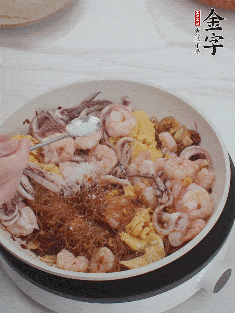 加雞蛋，蝦仁，魷魚混合。