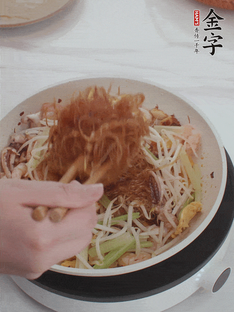 放焯好水的香芹、豆芽翻炒挑松。