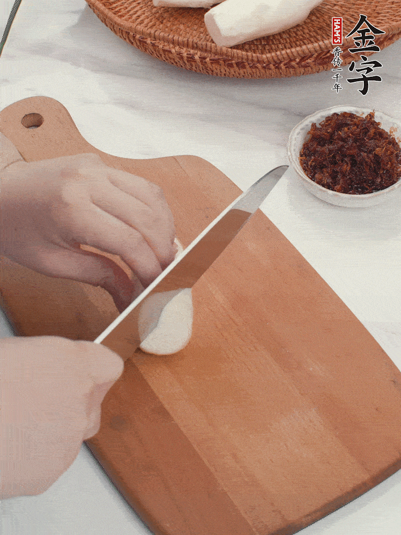 茭白剝殼，洗凈后切滾刀塊。