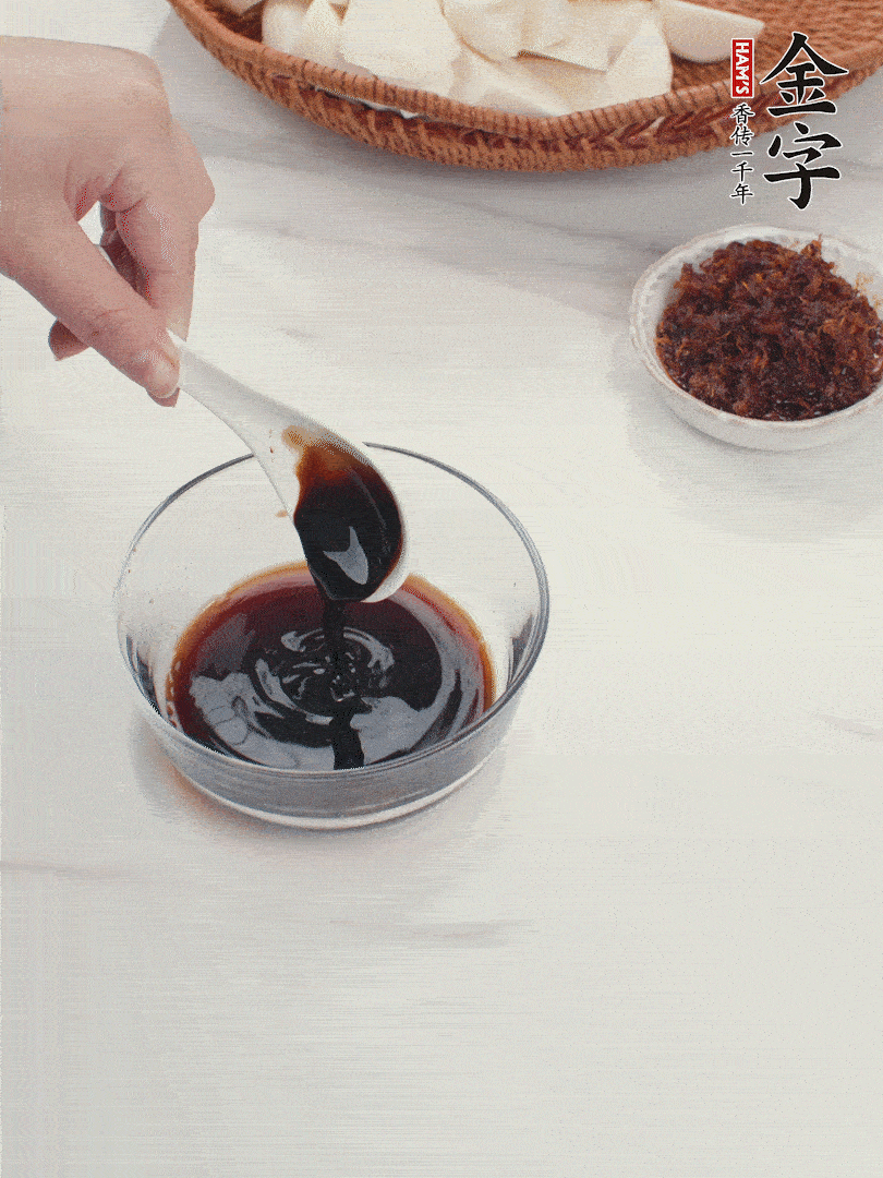 將生抽、老抽、黃酒和白砂糖在小碗里調(diào)成味汁。