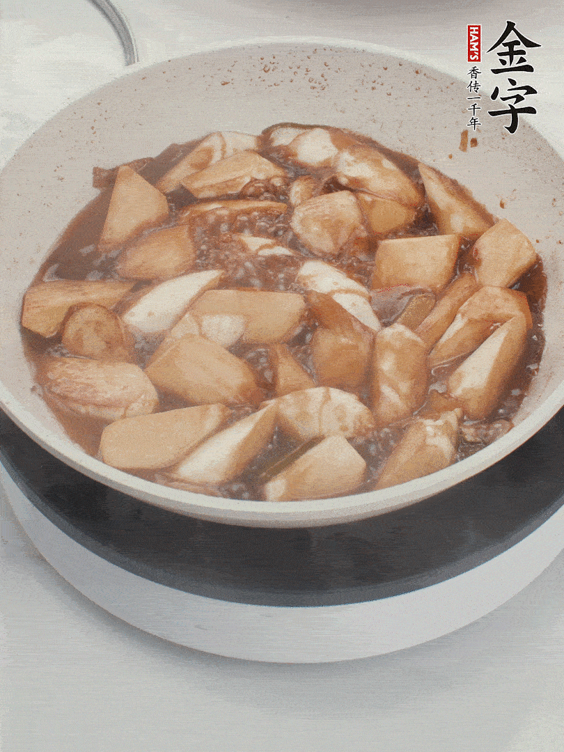 待茭白煸到微微發(fā)黃加入調(diào)好的味汁翻炒。加一小碗清水蓋蓋子燜3-4分鐘。