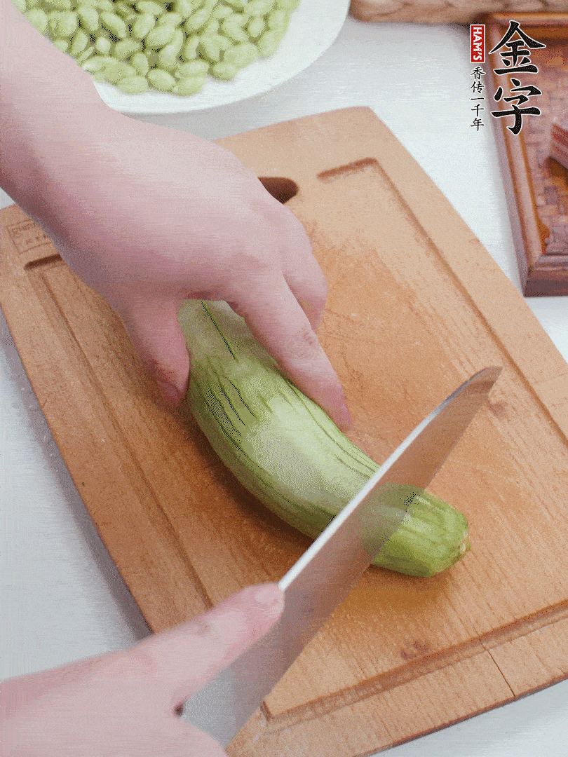 絲瓜去掉外皮，去掉兩端，切成滾刀塊。
