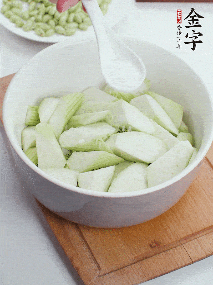 水中加1勺鹽浸泡，防止變黑。