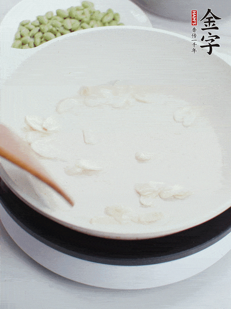 金字淡咸肉煮15分鐘，撈出切片。油5成熱時，蒜末、咸肉爆香。