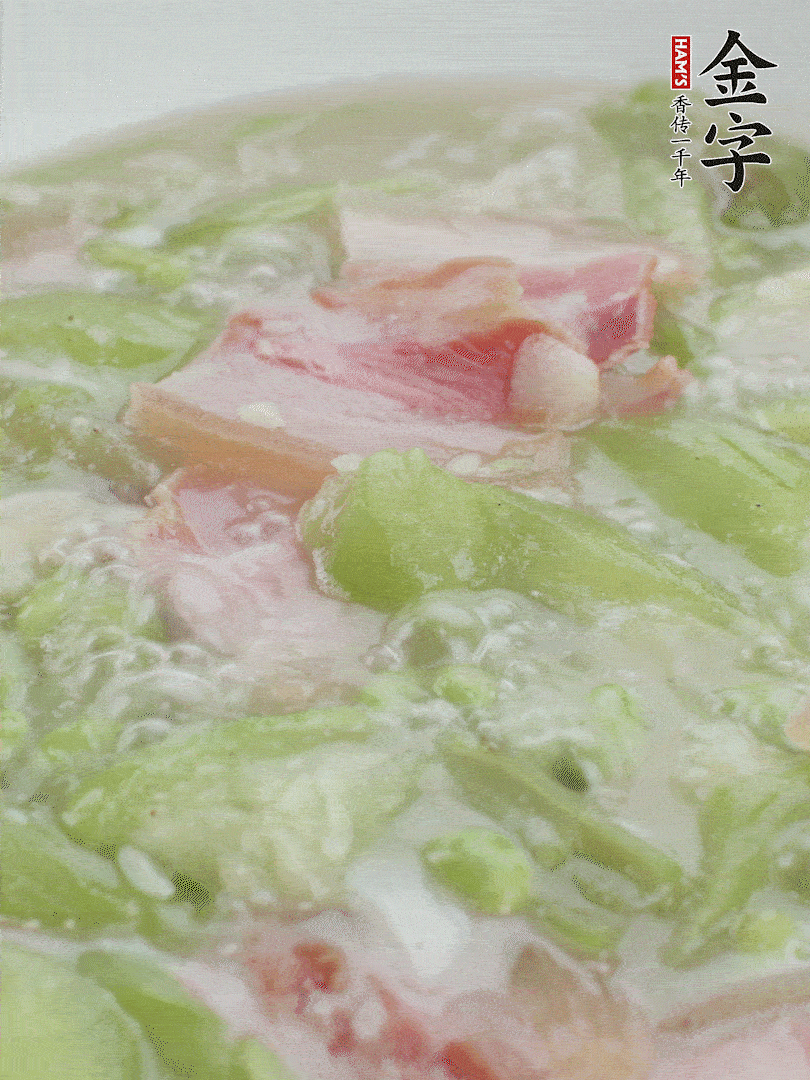 加一點熱水、白胡椒粉、雞精翻炒1分鐘。