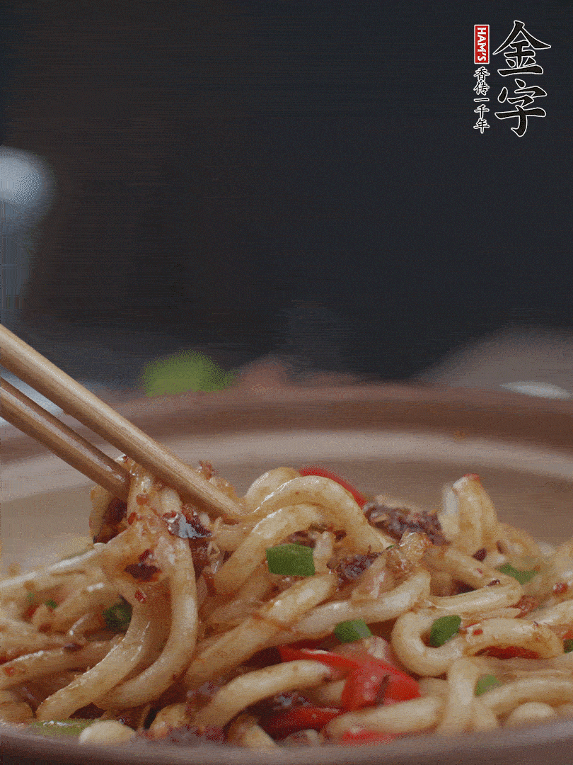 一小撮鹽調(diào)味。最后可以點(diǎn)綴香蔥段。