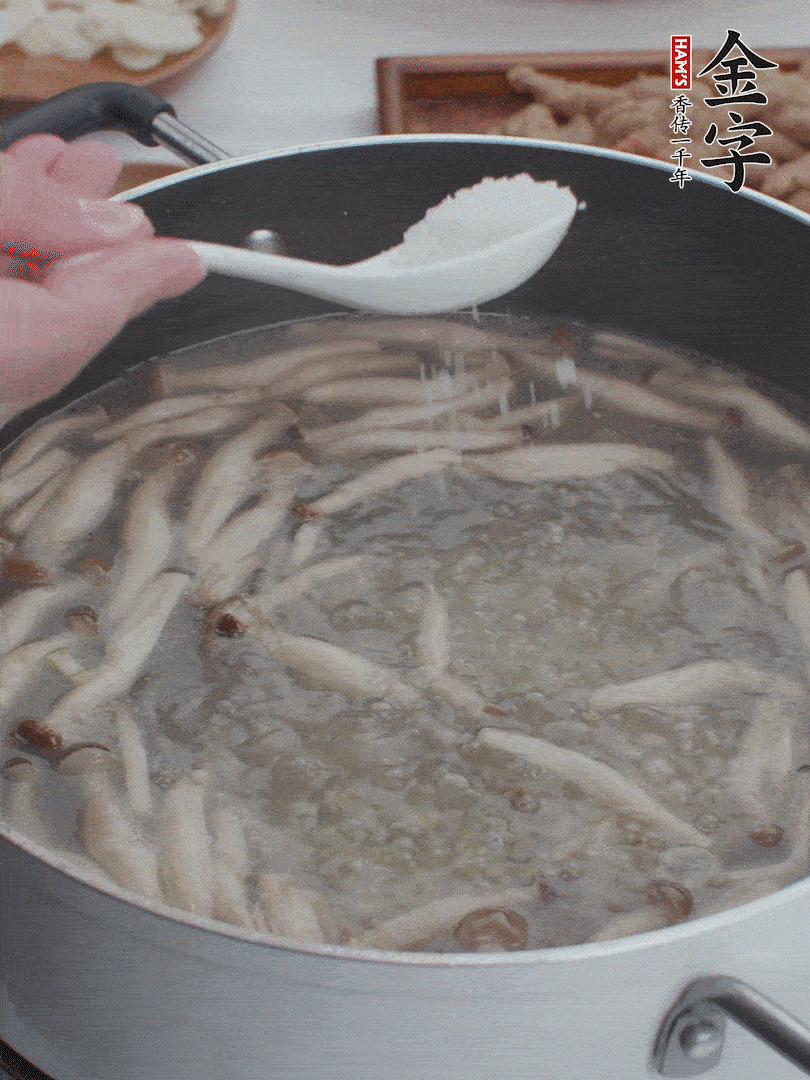 1勺鹽、一點(diǎn)胡椒粉調(diào)味。
