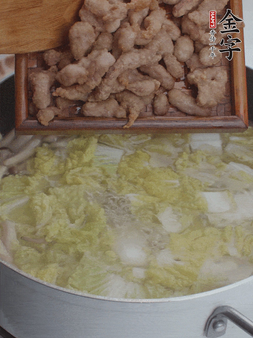 水開后煮10分鐘，下娃娃菜、小酥肉煮3分鐘。