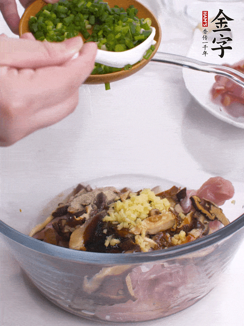 雞肉、香菇混合，加清水1/3杯、料酒1勺、蠔油1勺、鹽1勺、糖1/4勺、白胡椒1/4勺、食用油1勺、香油1/4勺、姜末、蔥花，攪拌均勻腌制2小時(shí)。