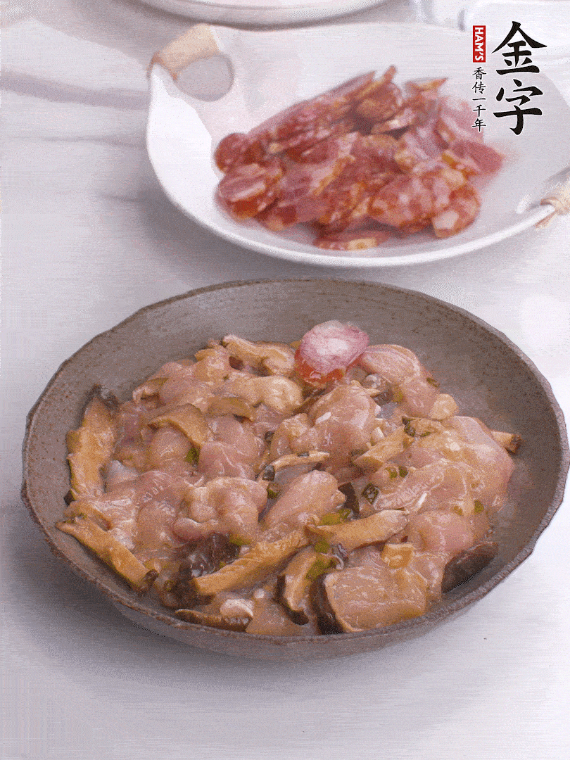 腌制后，雞肉中加淀粉1勺，頂部碼上香腸片。