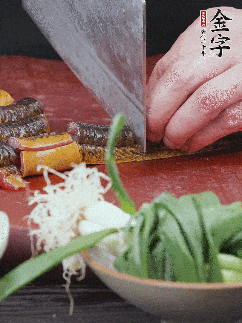 黃鱔去內(nèi)臟洗凈，切花刀斬段。沸水下鍋，加黃酒焯水去血沫。
