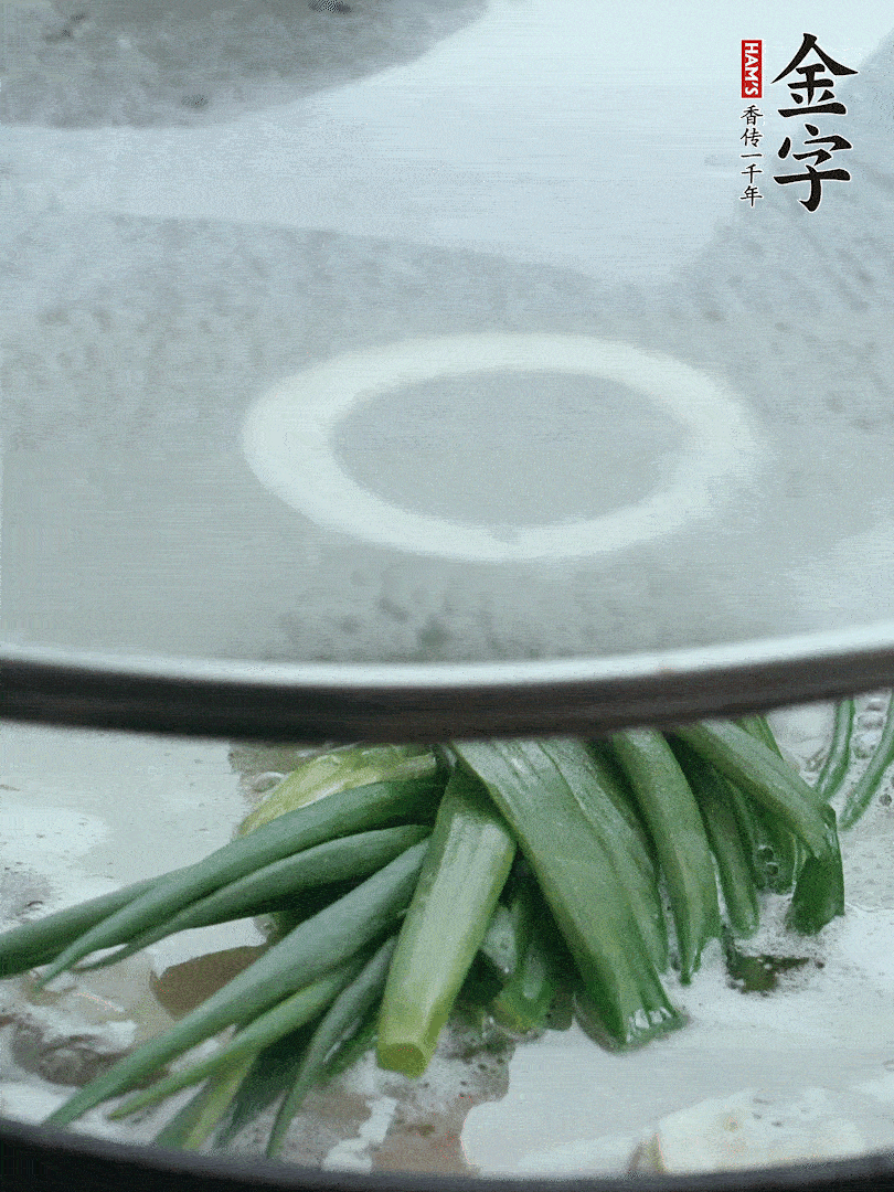 加蔥結(jié)去腥，大火開后中火燒20分鐘。