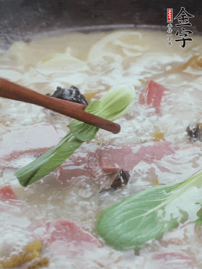撈出蔥結(jié)，小菜心點(diǎn)綴。