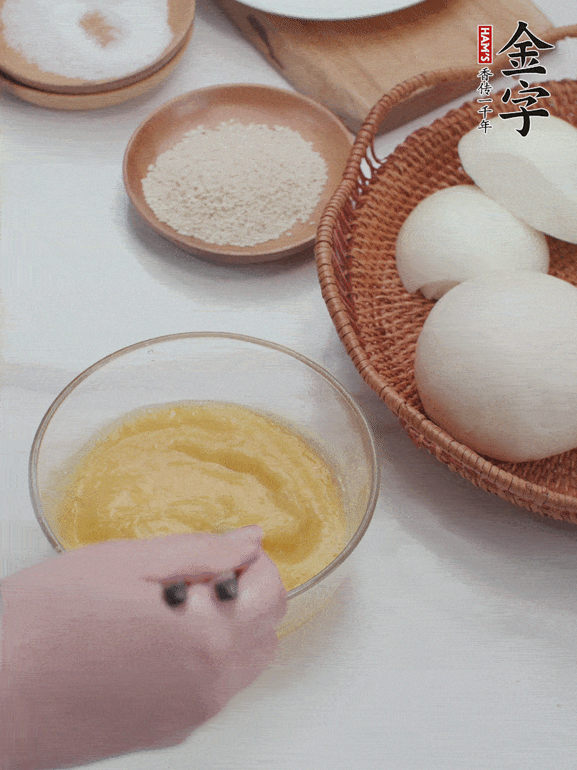 2個(gè)雞蛋加入1小勺鹽、1/2小勺胡椒粉打散。