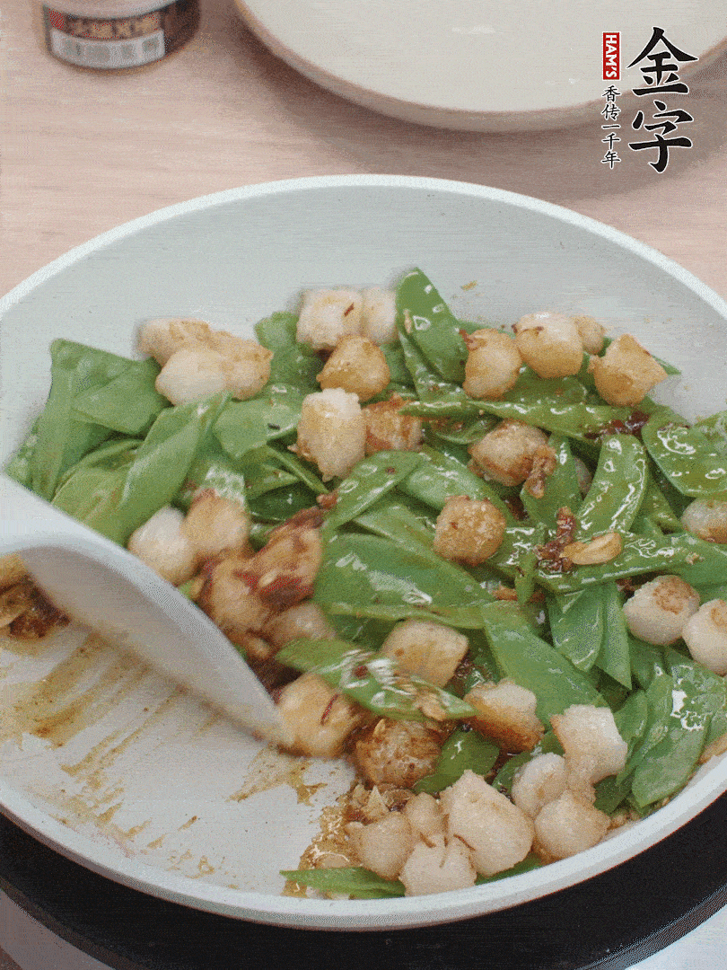 下甜豆莢、鮮貝輕輕翻炒均勻。