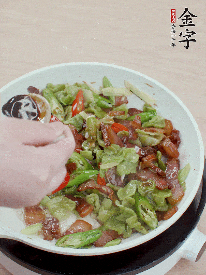 2勺生抽調(diào)味，最后撒蒜葉。