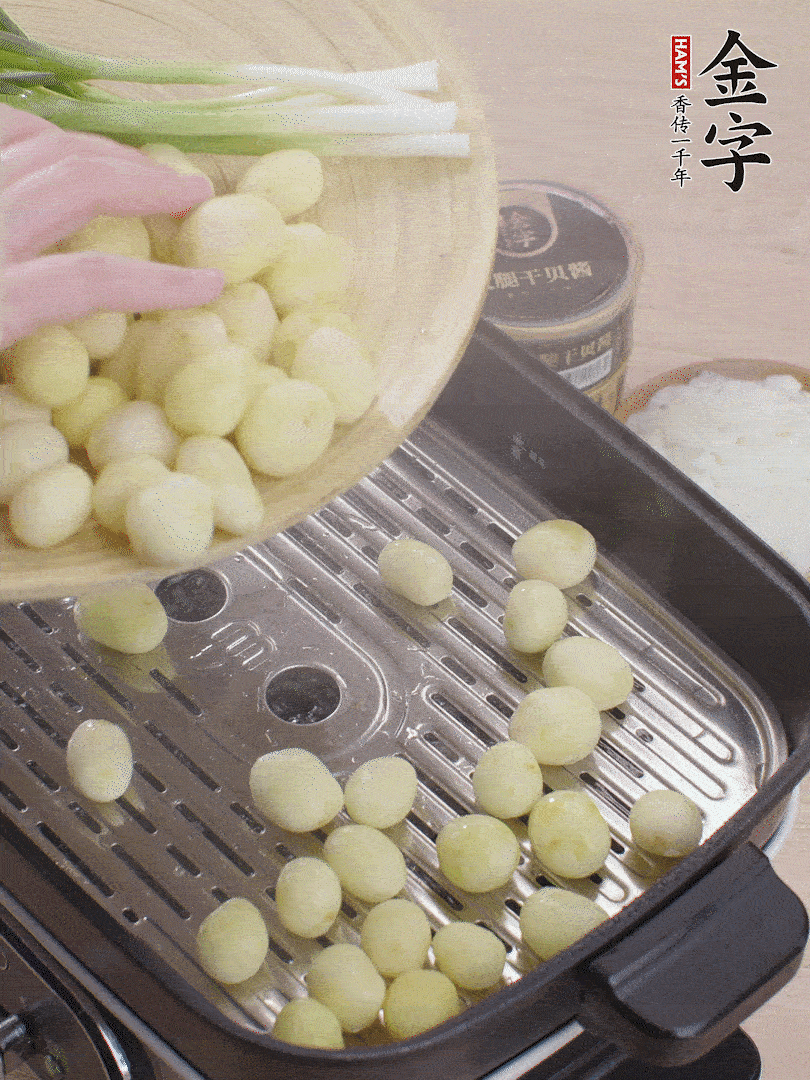 去皮小土豆蒸熟。