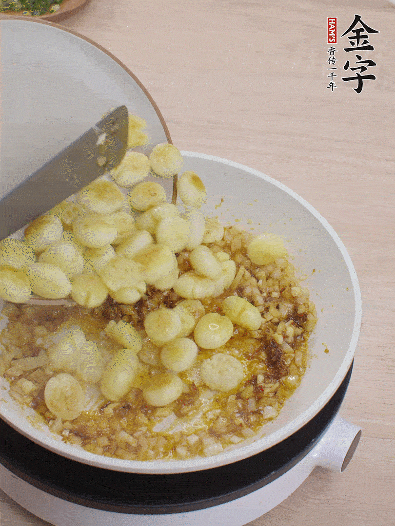 下小土豆翻炒均勻。