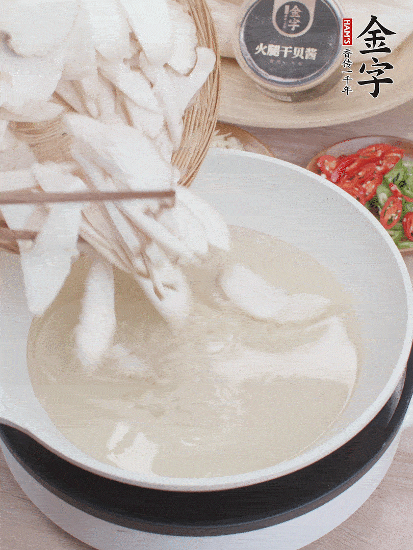 杏鮑菇切成片，油溫7層熱炸2分鐘。
