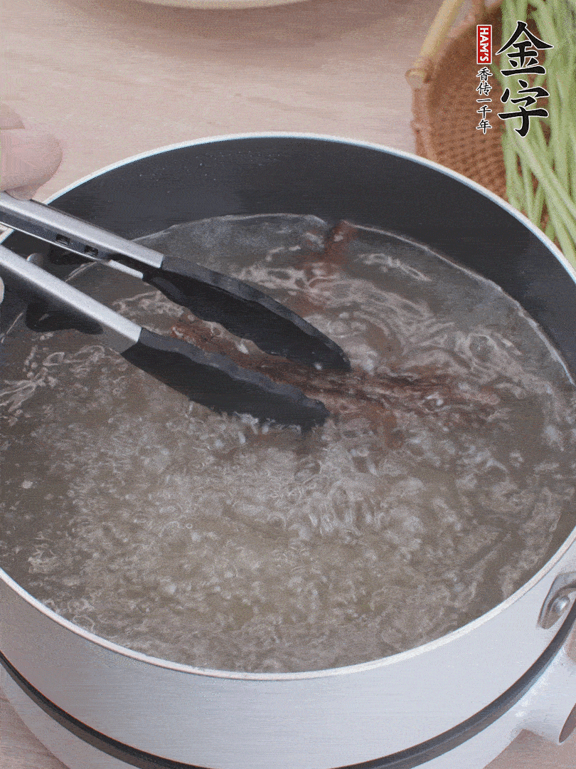 金字醬油肉下鍋煮10分鐘，切薄片。