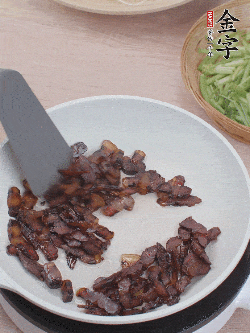 起鍋熱油，煸香醬油肉。