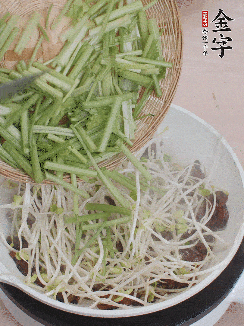 下豆芽、香芹翻炒均勻。