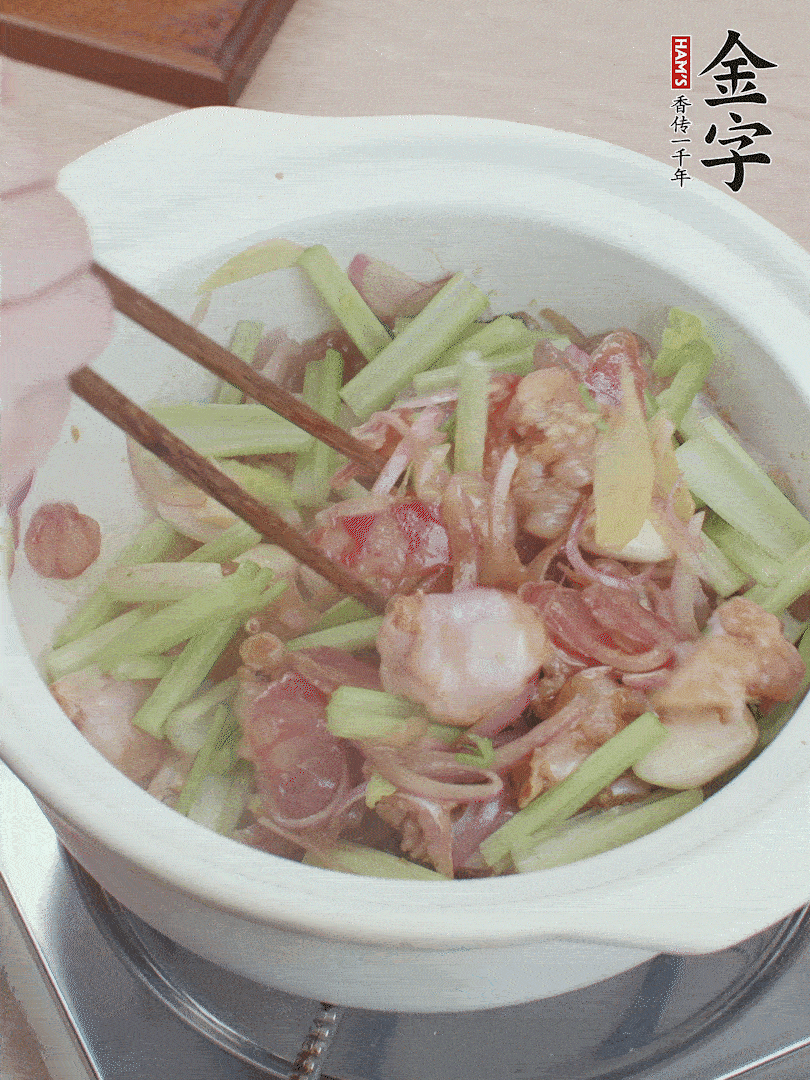 下牛蛙、芹菜、香腸翻炒。