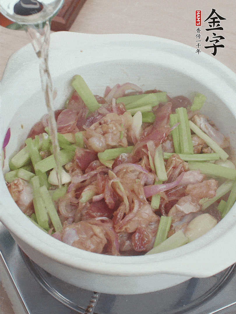 牛蛙變色后，淋點啤酒，加蓋后調(diào)小火燜10分鐘。