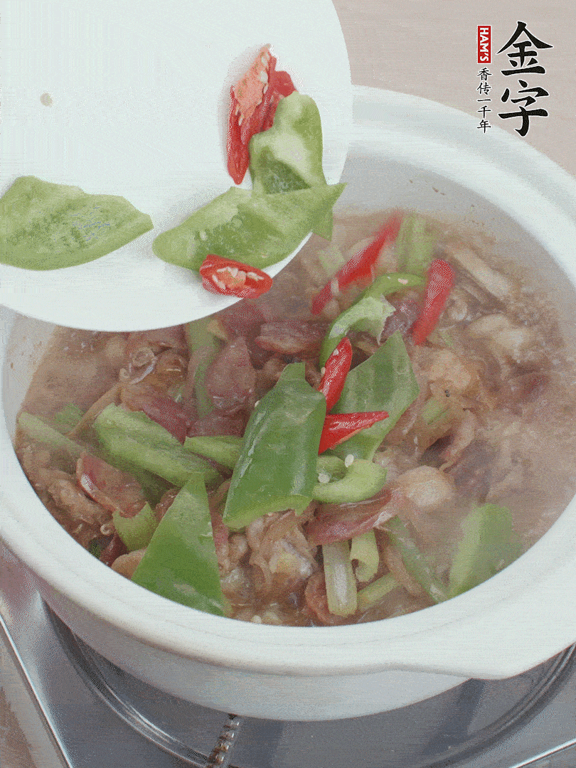 下綠菜椒，翻炒1分鐘。