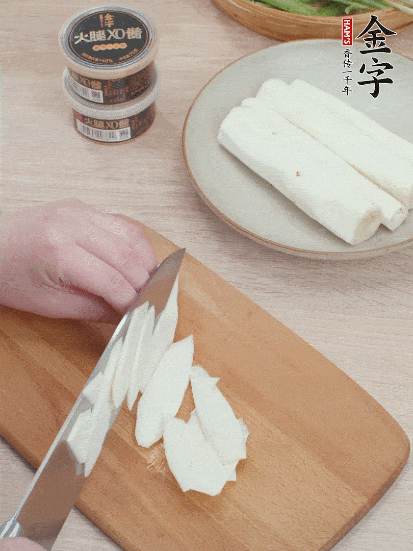 鐵棍山藥去皮，斜刀切片。