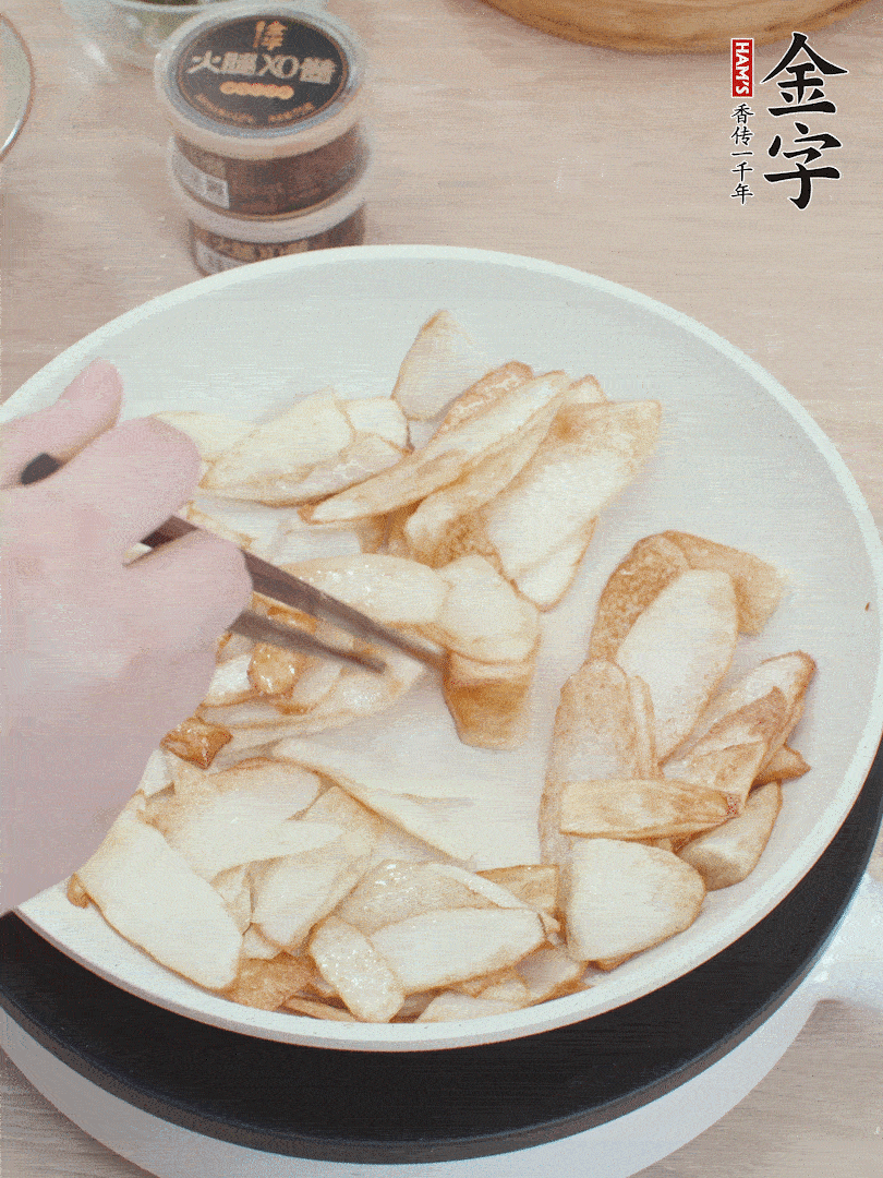 鍋中熱油，山藥煎至兩面金黃。