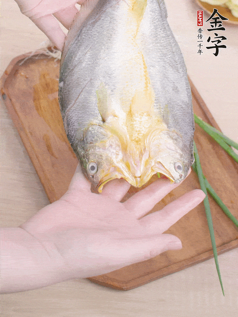 黃魚背部開刀，洗凈切花刀。適量鹽涂抹魚身兩面。