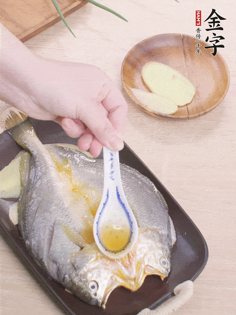 盤底鋪姜片，放黃魚，淋2勺料酒。
